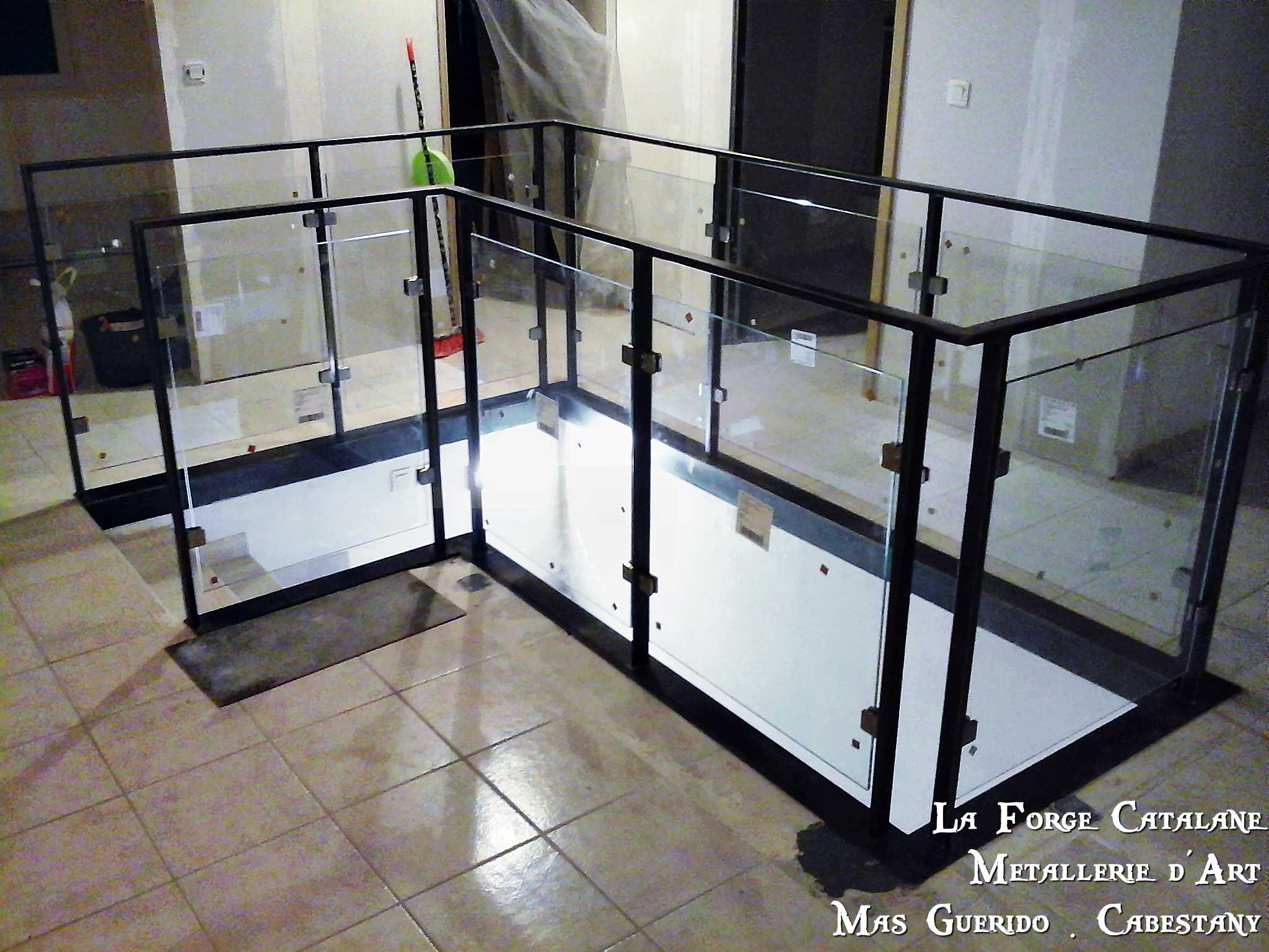 garde corps chassis fer remplissage vitrage clair bordure tremie forge catalane .jpg